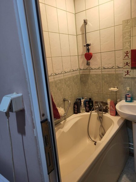Trei camere cartierul Dr. Taberei, zona metrou Raul Doamnei.